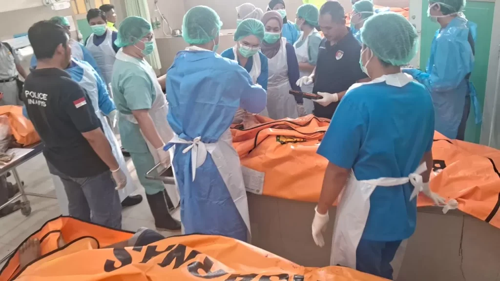 Tim-Medis-RSUP-dr-Kariadi-Semarang-sata-melakukan-identifikasi-korban-meninggal-kecelakaan-bus-Cahaya-Trans-ft-Istimewa