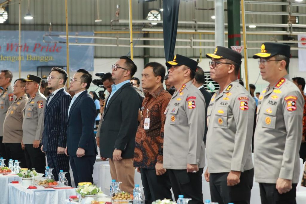 Wakapolri-Komisaris-Jenderal-Polisi-Dedi-Prasetyo-didampingi-Stephen-Wongso-Samuel-Wongso-dan-Alfindra-Amanda-menghadiri-pembukaan-kembali-pabrik-garmen-PT.-Akarsa-Garment-Indonesia