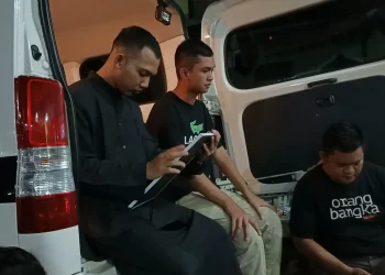 Nafis-Ahnaf-kakak-Syafiq-Ridhan-Ali-Razan-memandangi-foto-adiknya-pada-saat-upacara-pelepasan-jenazah-di-halaman-Masjid-Baiturrosyidin-Perumahan-Depkes-Kota-Magelang