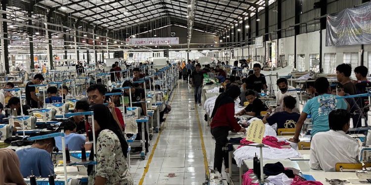 AKARSA-Garmen-kirimkan-ribuan-pakaian-sebagai-bentuk-dukungan-nyata-bagi-korban-bencana-di-Sumatera.