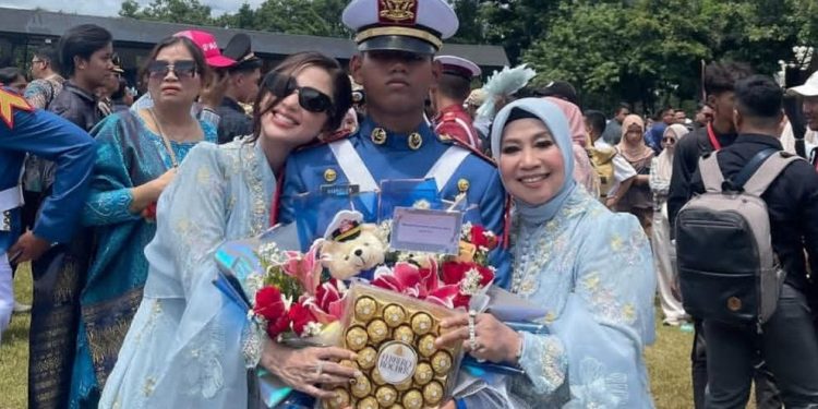 Dewi-Perssik-bersama-putranya-Felice-Gabriel-ft-Instagram