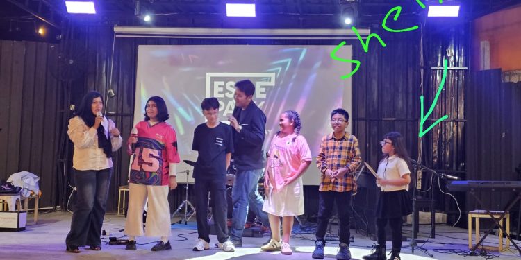 Shelyn-Adlyani-bersama-teman-teman