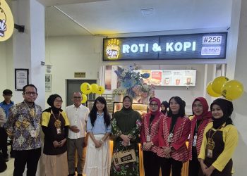 Sicilia-Darsono-bersama-Direktur-RS-Bunda-Sejati-dr.-Febriyanti-Eka-Lukman-MM-dan-staf-RS-Bunda-Sejati-ft-Cakraline