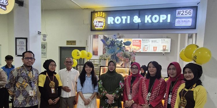 Sicilia-Darsono-bersama-Direktur-RS-Bunda-Sejati-dr.-Febriyanti-Eka-Lukman-MM-dan-staf-RS-Bunda-Sejati-ft-Cakraline