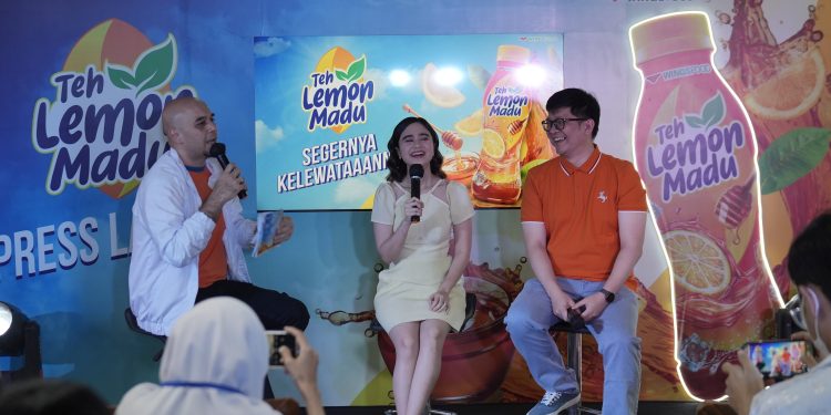 Tissa-Biani-Brand-Ambassador-Teh-Lemon-Madu-Joshua-Gunawan-Head-of-Ready-to-Drink-Beverage-WINGS-Food-ft-Ist