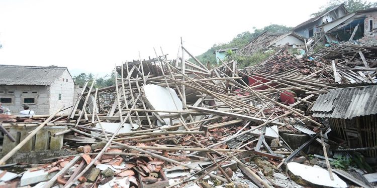 Dusun-Cijambe-Sukabumi-Porak-Poranda-akibat-bencana-pergerakan-tanah