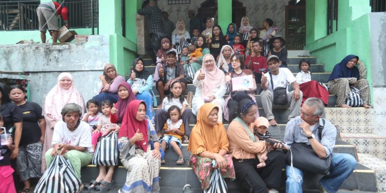 Natalia-Tjahja-melalui-Maria-Monique-Last-Wish-Foundation-MMLWF-serahkan-bantuan-korban-tanah-bergerak-di-Sukabumi
