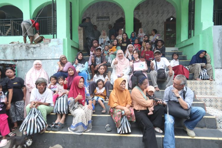 Natalia-Tjahja-melalui-Maria-Monique-Last-Wish-Foundation-MMLWF-serahkan-bantuan-korban-tanah-bergerak-di-Sukabumi