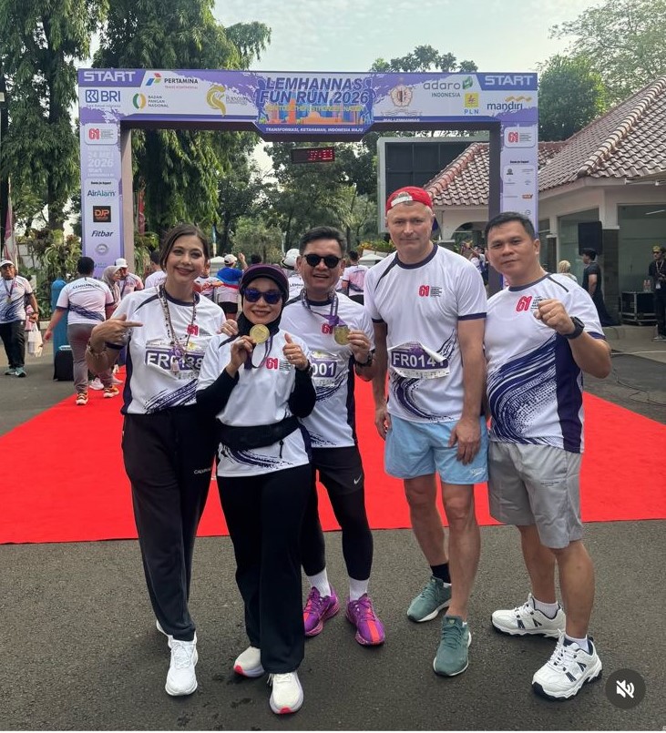 Ayu-Azhari-bersama-kawan-kawan-Jadi-Finisher-Lemhannas-Fun-Run-2026-ft-ist