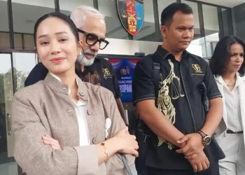 Bunga-Zainal-dampingi-suami-Sukhdev-Sing-dan-kuasa-hukum-Ttommy-Sinulingga