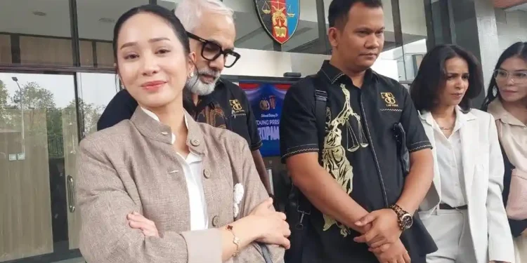 Bunga-Zainal-dampingi-suami-Sukhdev-Sing-dan-kuasa-hukum-Ttommy-Sinulingga