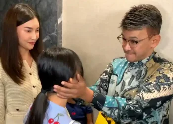 Ruben-Onsu-bertemu-Anak-anak-didampingi-Sarwendah-ft-Ist.