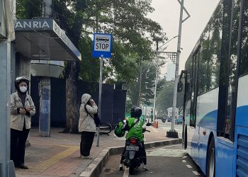 Salah-seorang-penguna-jasa-transportasi-Ojol-di-kawasan-Senayan-Jakarta-Pusat-mempermudah-aktivitas-kecepatan-dan-efisiensi-ft-Cakraline