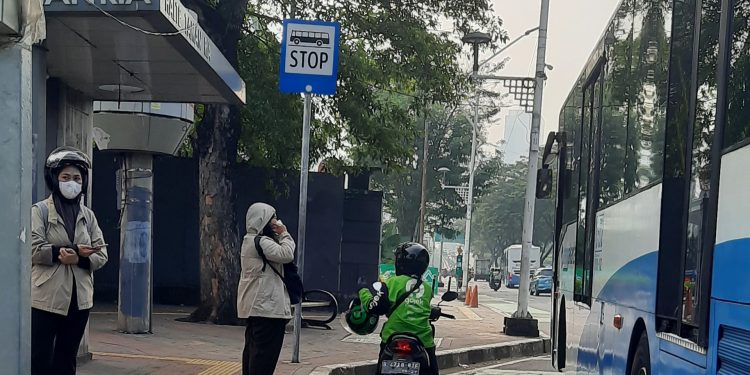Salah-seorang-penguna-jasa-transportasi-Ojol-di-kawasan-Senayan-Jakarta-Pusat-mempermudah-aktivitas-kecepatan-dan-efisiensi-ft-Cakraline