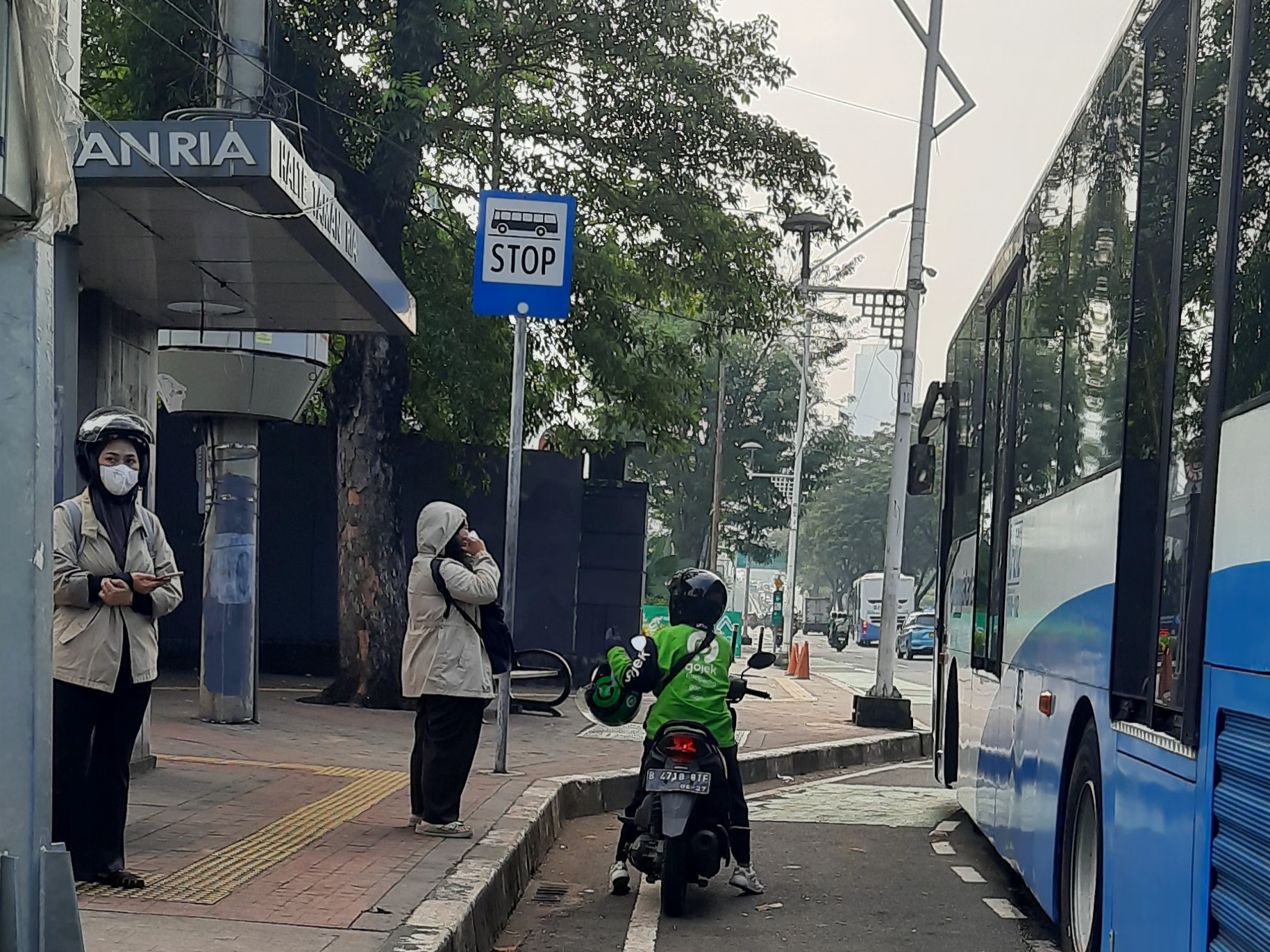 Salah-seorang-penguna-jasa-transportasi-Ojol-di-kawasan-Senayan-Jakarta-Pusat-mempermudah-aktivitas-kecepatan-dan-efisiensi-ft-Cakraline