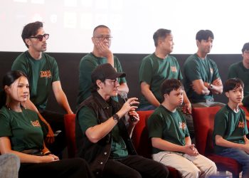 Vino-G-Bastian-bersama-pemaian-sutradara-dan-produser-film-tanah-runtuh-F.Reza