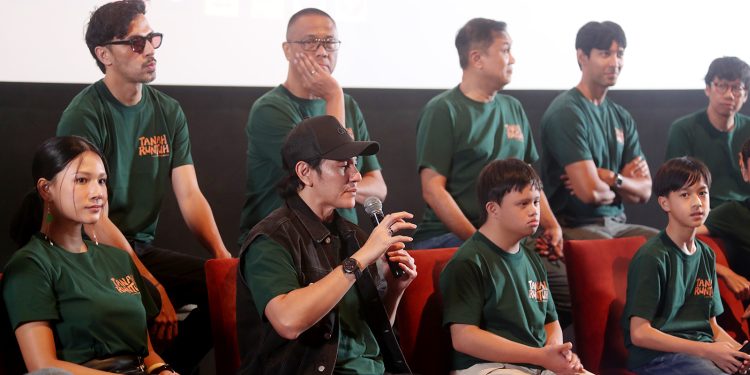 Vino-G-Bastian-bersama-pemaian-sutradara-dan-produser-film-tanah-runtuh-F.Reza