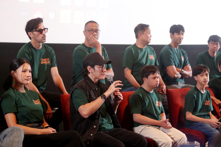 Vino-G-Bastian-bersama-pemaian-sutradara-dan-produser-film-tanah-runtuh-F.Reza