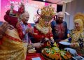 Potong-Tumpeng-Ketua-Umum-IKWI-Pusat-Indah-Kirana-didampingi-Ketua-PWI-Pusat-Akhmad-Munir-