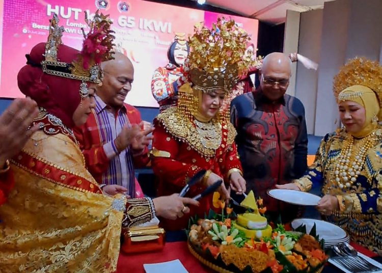 Potong-Tumpeng-Ketua-Umum-IKWI-Pusat-Indah-Kirana-didampingi-Ketua-PWI-Pusat-Akhmad-Munir-