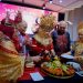 Potong-Tumpeng-Ketua-Umum-IKWI-Pusat-Indah-Kirana-didampingi-Ketua-PWI-Pusat-Akhmad-Munir-