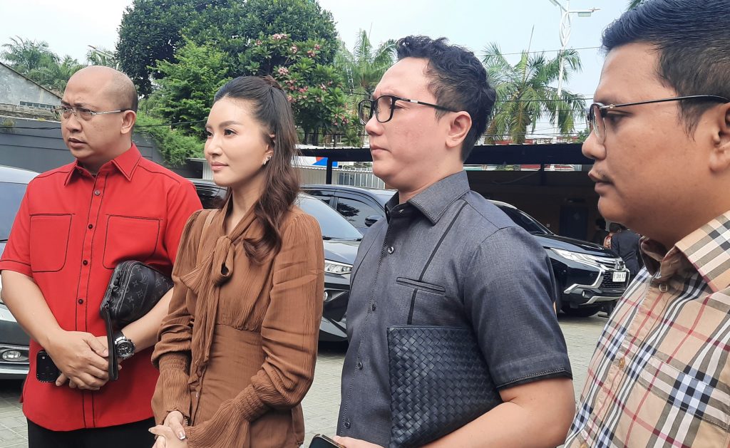 Sarwendah-bersama-kuasa-hukum-Chris-Same-Siwu-dan-Abraham-Simon-