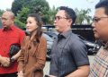 Sarwendah-bersama-kuasa-hukum-Chris-Same-Siwu-dan-Abraham-Simon-
