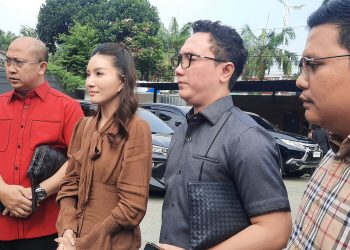 Sarwendah-bersama-kuasa-hukum-Chris-Same-Siwu-dan-Abraham-Simon-
