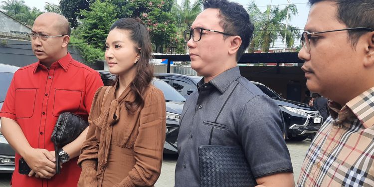 Sarwendah-bersama-kuasa-hukum-Chris-Same-Siwu-dan-Abraham-Simon-