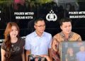 Vilmei-bersama-bersama-Kasat-Reskrim-Polres-Metro-Bekasi-Kota-Kompol-Verdika-Bagus-Prasetya