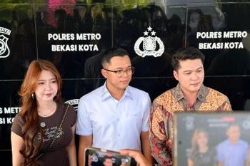 Vilmei-bersama-bersama-Kasat-Reskrim-Polres-Metro-Bekasi-Kota-Kompol-Verdika-Bagus-Prasetya