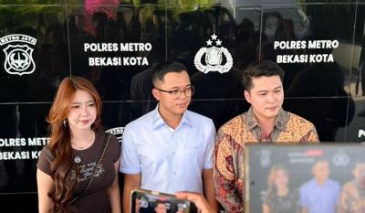 Vilmei-bersama-bersama-Kasat-Reskrim-Polres-Metro-Bekasi-Kota-Kompol-Verdika-Bagus-Prasetya