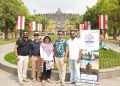 Wisatawan-Asal-India-dengan-latar-belakang-Candi-Borobudur