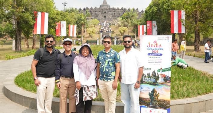 Wisatawan-Asal-India-dengan-latar-belakang-Candi-Borobudur