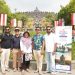 Wisatawan-Asal-India-dengan-latar-belakang-Candi-Borobudur