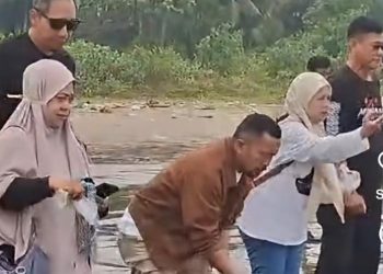 Yanti-Tabur-Bunga-di-Pantai-Pangedongan-Carita-Banten