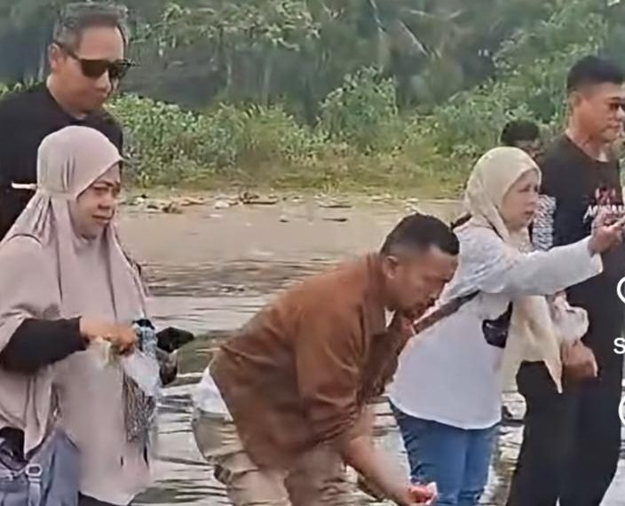 Yanti-Tabur-Bunga-di-Pantai-Pangedongan-Carita-Banten