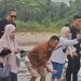 Yanti-Tabur-Bunga-di-Pantai-Pangedongan-Carita-Banten